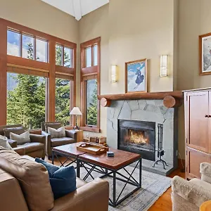 Taluswood The Heights 18 | Mountainside Townhome W/ Access, Hot Tub, Tranquil Views Уистлер